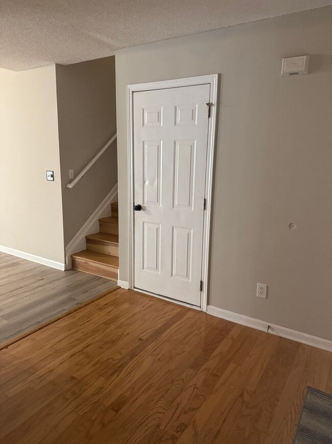 Building Photo - Great Price and location!