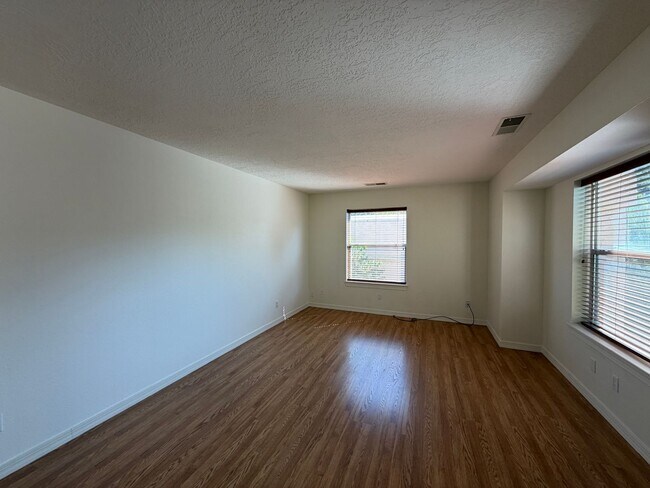 Building Photo - 6517 Glen Oak NE