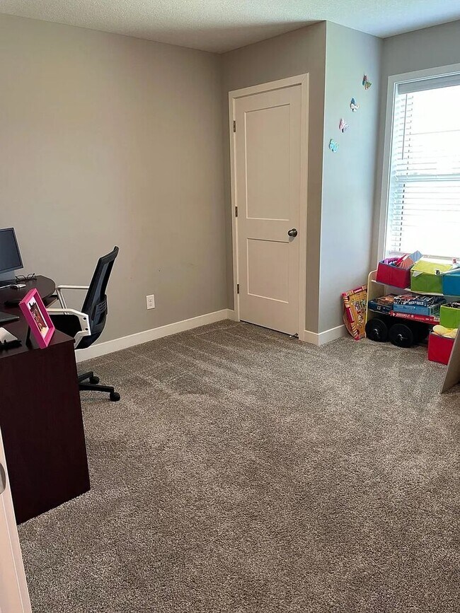 Building Photo - Awesome woodbury townhouse available!