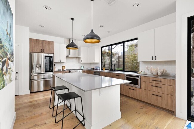 Building Photo - 1502 Waller St