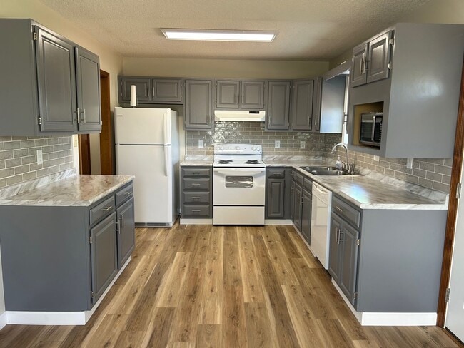 Building Photo - 3 Bedroom / 3 Bath Brick Home - Gray TN