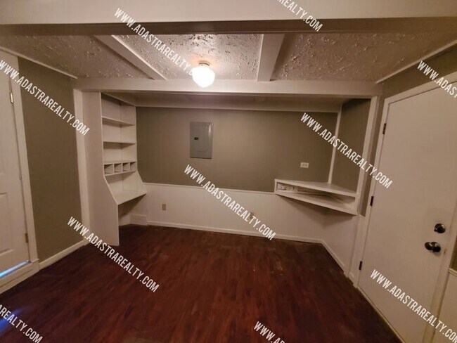 Building Photo - Remodeled 2 Bedroom Raytown Home w/Potential 3rd Bedroom-Available NOW!!