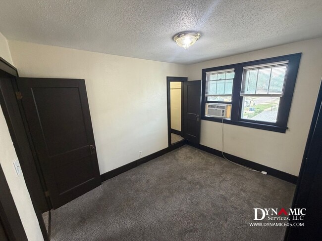 Building Photo - Upper Level 2 Bedroom, 1 Bathroom Duplex - Tenant Pays ALL Utilities