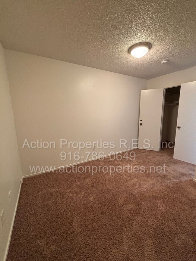 Building Photo - Roseville Condo all one level: 2 Bedroom 1 Bathroom Single Level, Large Living Room Central Heat ...