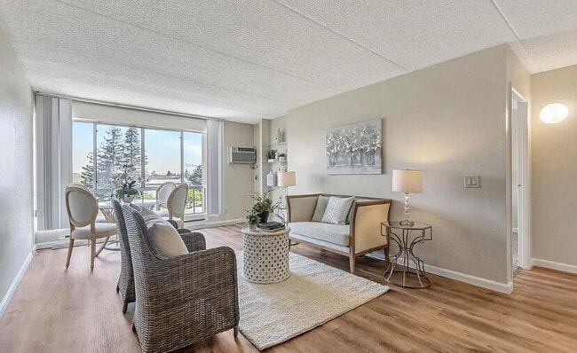 Building Photo - Spacious 1bdrm living room and bedroom with large picture windows bringing in lots of natural light.