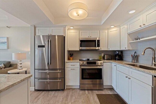 Building Photo - 7430 Sunshine Skyway Ln S