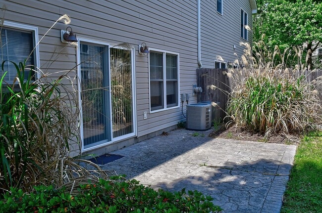 Building Photo - CHICKS BEACH CONDO FOR RENT - VIRGINIA BEACH!