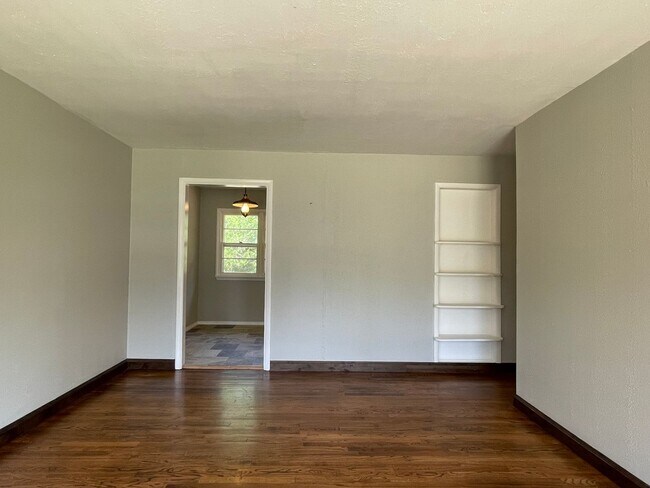 Building Photo - Beautiful Home with Granite and Hardwood!-...