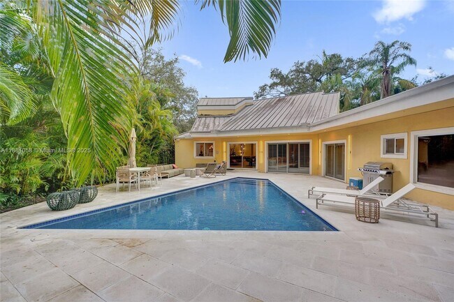 Building Photo - 2360 Tigertail Ave
