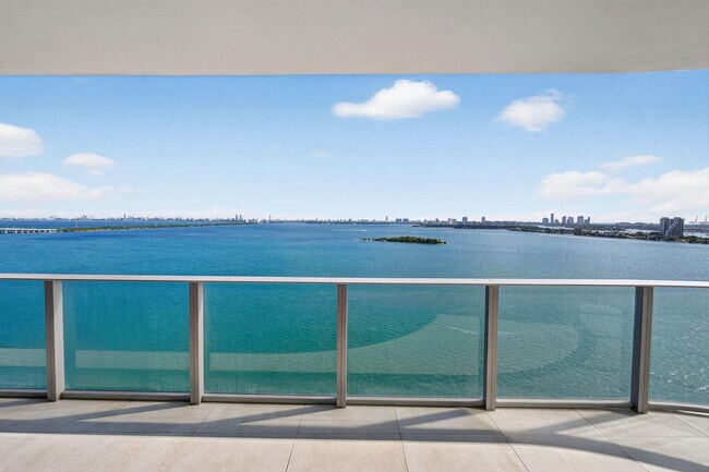 Building Photo - 700 NE 24th St