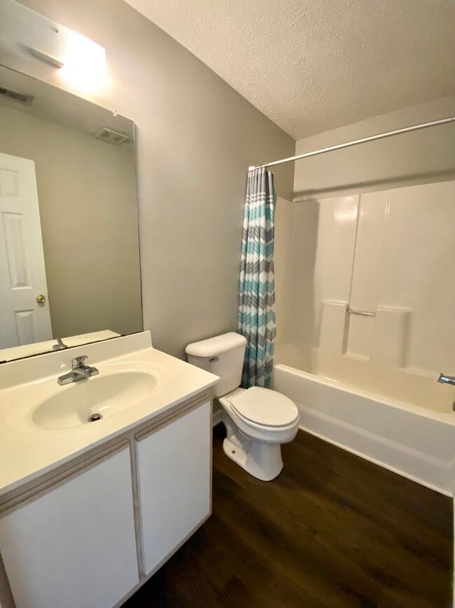 Building Photo - Well Maintained 2 Bedroom Townhome!