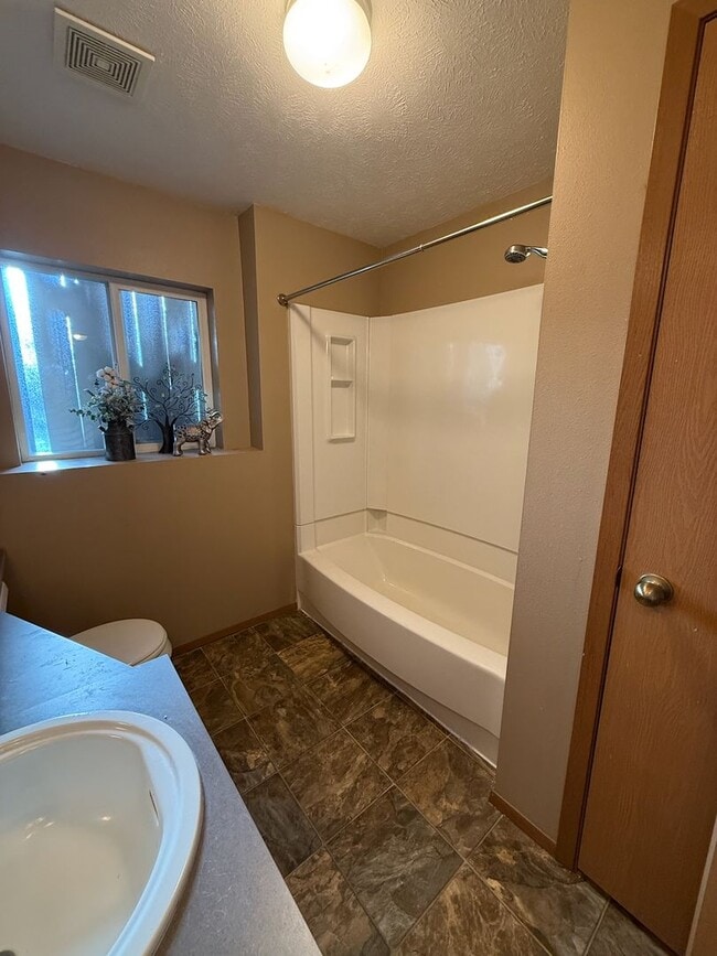 Building Photo - Beautiful 4 Bed 2 Bath Colbert Home in Mea...