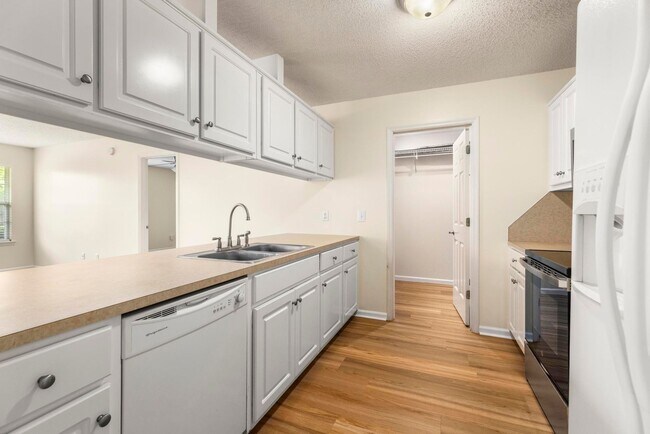 Building Photo - 3/2 Duplex Close to Tiger Town- Available ...