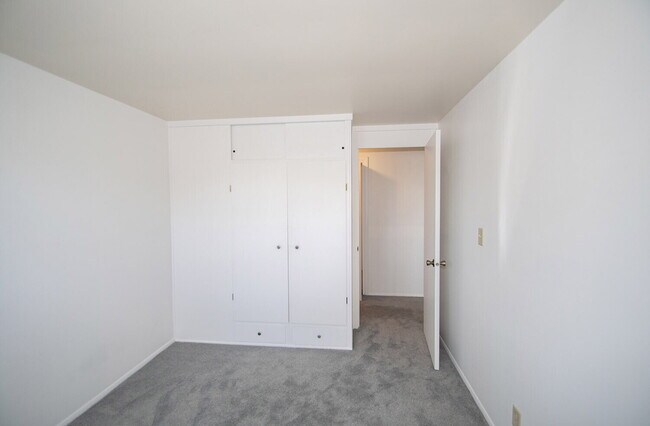 Building Photo - Easy Living on the Southeast Side