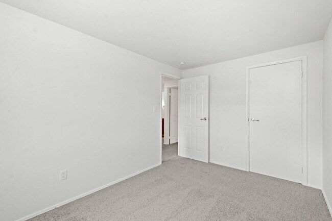 Building Photo - AVAILABLE OCT 1ST!! BEAUTIFUL 4 BEDROOM IN...