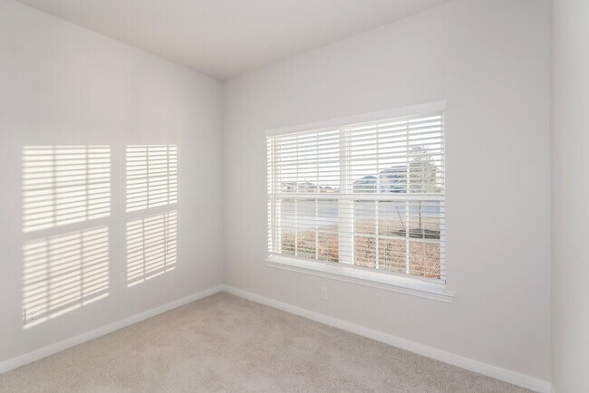 Building Photo - 208 Lgt Smt Dr