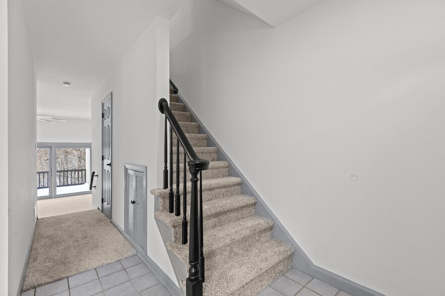 Building Photo - 546 Carriage Cir