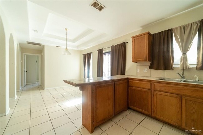 Building Photo - 407 Delia Ave