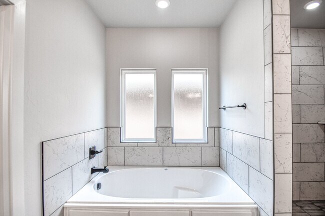 Building Photo - Spacious 5-Bedroom Home with 3 Full Baths ...