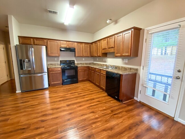 Building Photo - 4 bed, 3 bath near Old Brownsville Rd and ...