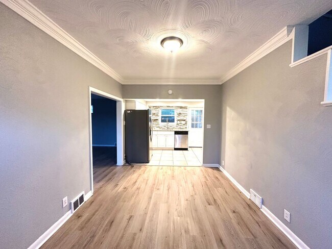 Building Photo - Updated 2 Bed, 1 Bath Home w/ Bonus Room i...