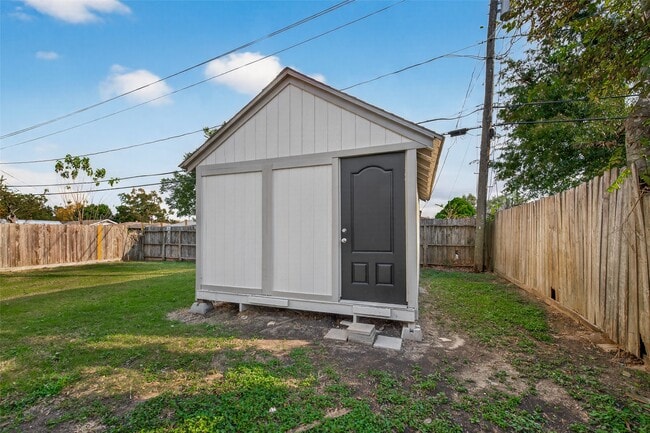 Building Photo - 515 Ogilvie St