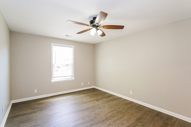 Building Photo - Inviting 3-Bedroom Home with Sunroom