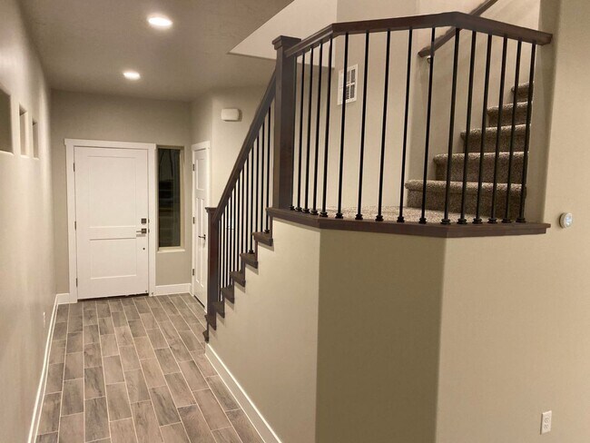 Building Photo - 3 Bedroom Townhome. Water, Sewer, and Garbage Included!