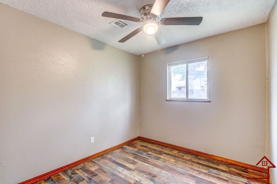 Building Photo - 1436 NW Ozmun Ave