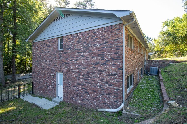 Building Photo - Renovated 5BR Home Minutes from Downtown Columbia | Two Full Kitchens + Fenced Yard ~ Available M...