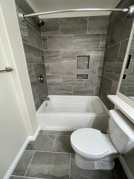 master bath 1 - 2960 Champion Way