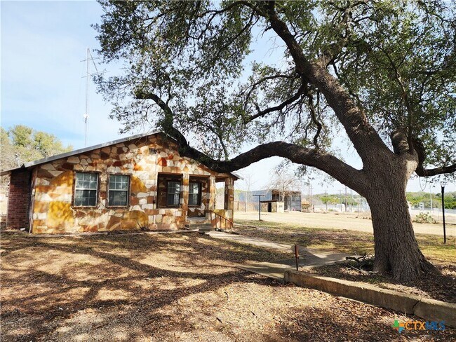 Building Photo - 14942 Cedar Valley Rd