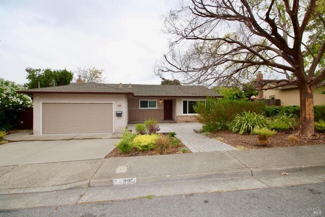 Building Photo - 599 Tamarack Dr