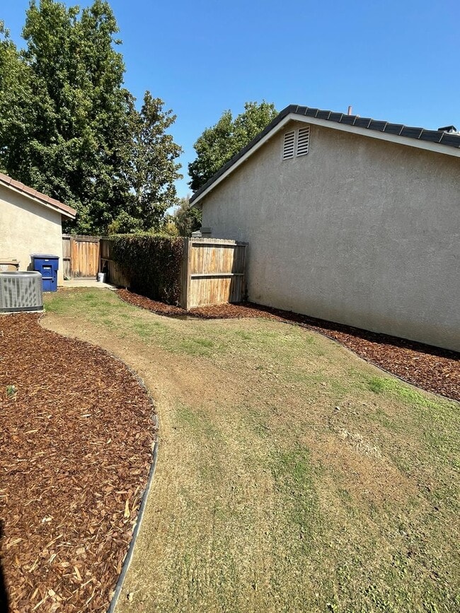 Building Photo - Charming 4 Bedroom Home For Rent