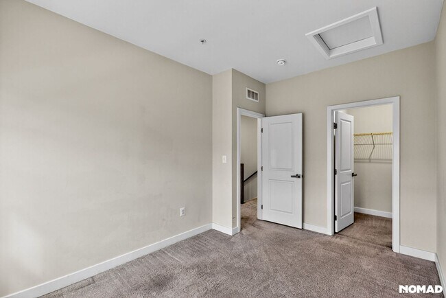 Building Photo - Spacious 4BR 3BA Townhome
