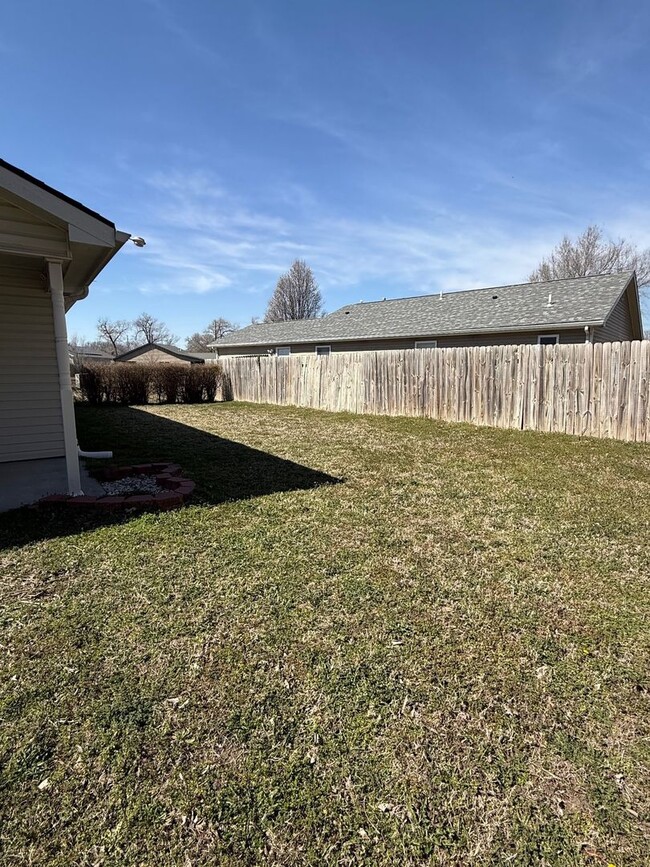 Building Photo - Updated 3BR Home with Luxury Vinyl Plank Flooring Throughout & Spacious Yard