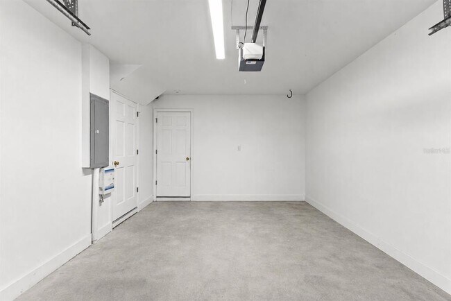 Building Photo - 502 S Willow Ave