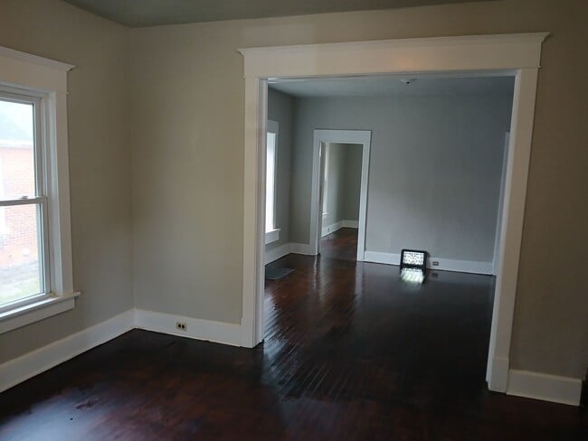 Building Photo - Beautiful Hardwood Floors