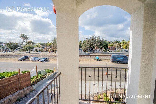 Building Photo - 1371 N Vulcan Ave
