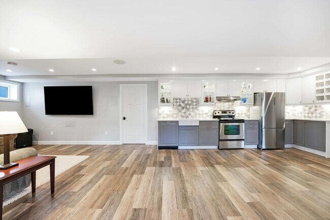 Building Photo - 5128 Linnean Terrace NW