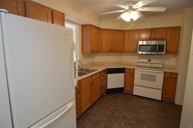 Building Photo - 2 Bed + Den, 2.5 Bathroom Townhouse for Rent