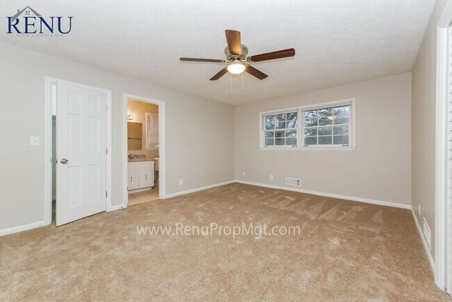 Building Photo - Now available 3 bedrooms 2 baths!