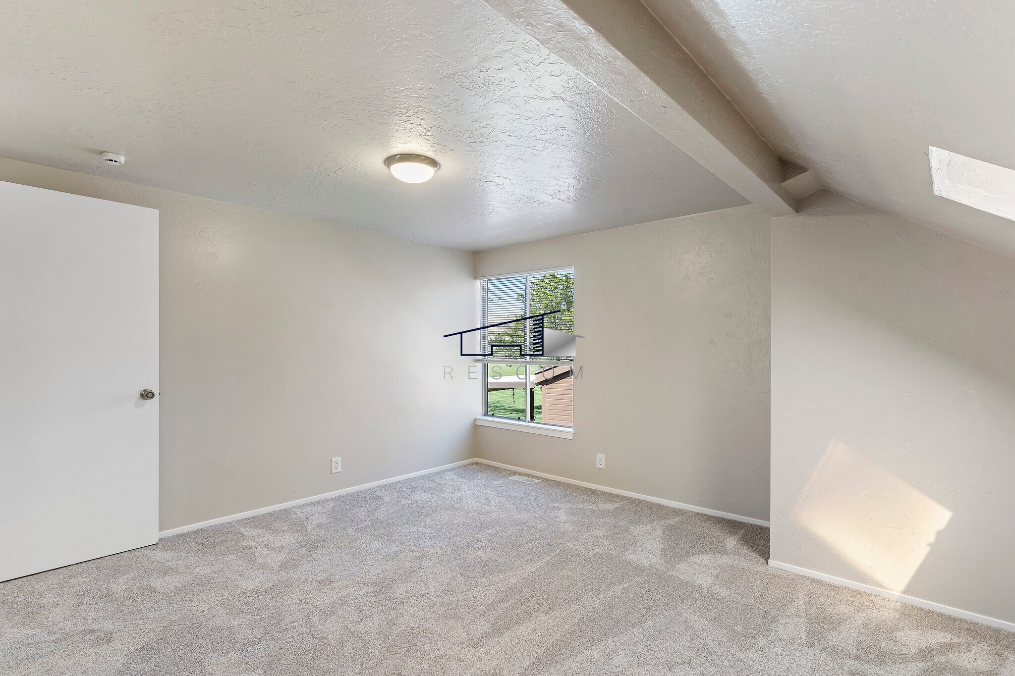 Building Photo - 26 White Barn Dr