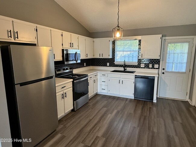 Building Photo - 1200 Peyton Cir