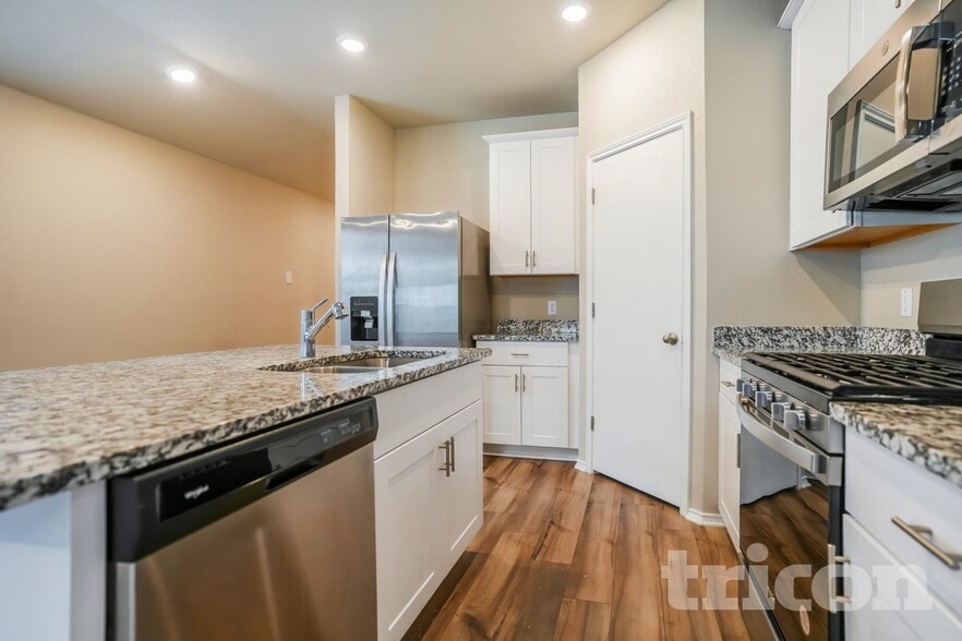 Building Photo - 5300 Saddle Clb Dr