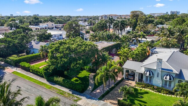 Building Photo - 325 Greymon Dr