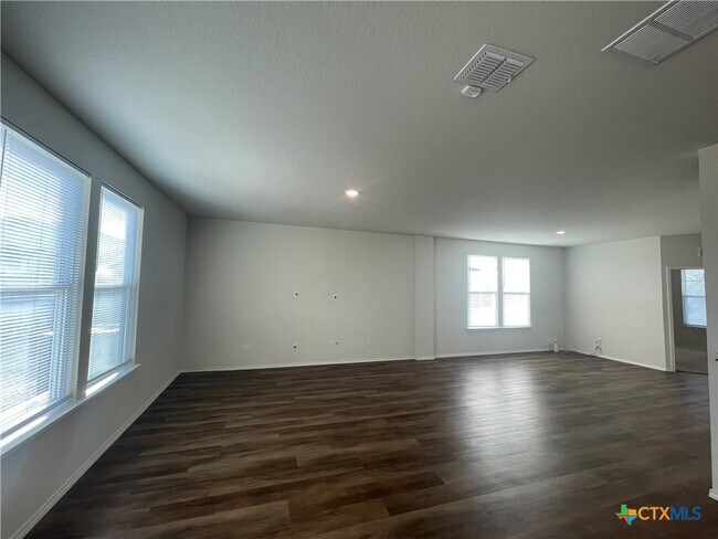 Building Photo - 457 Lynwood Gold