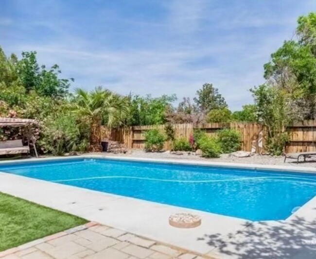 Building Photo - NORTHWEST POOL HOME AVAILABLE NOW!!