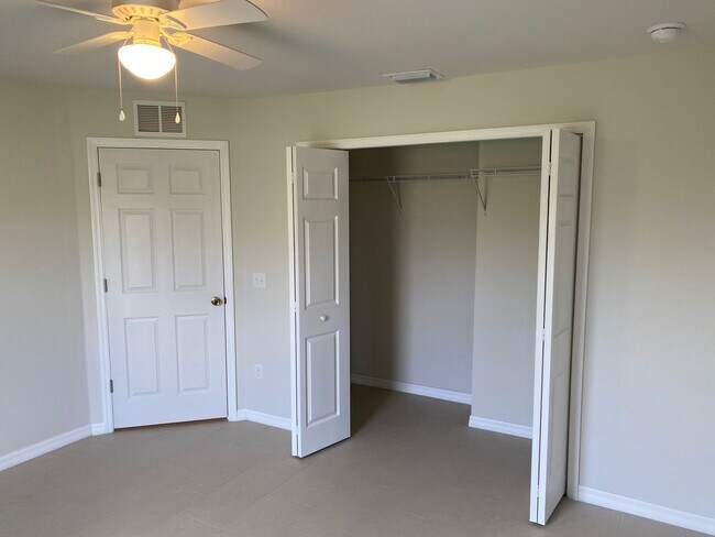 Building Photo - Available Now Stunning 3 bedroom 2 bathroom duplex