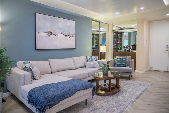Building Photo - 117 S Doheny Dr
